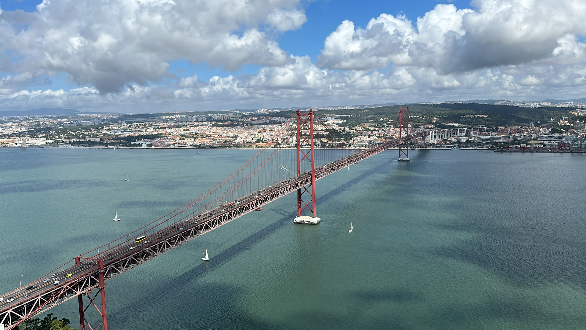 Die Brücke 25. April in Lissabon