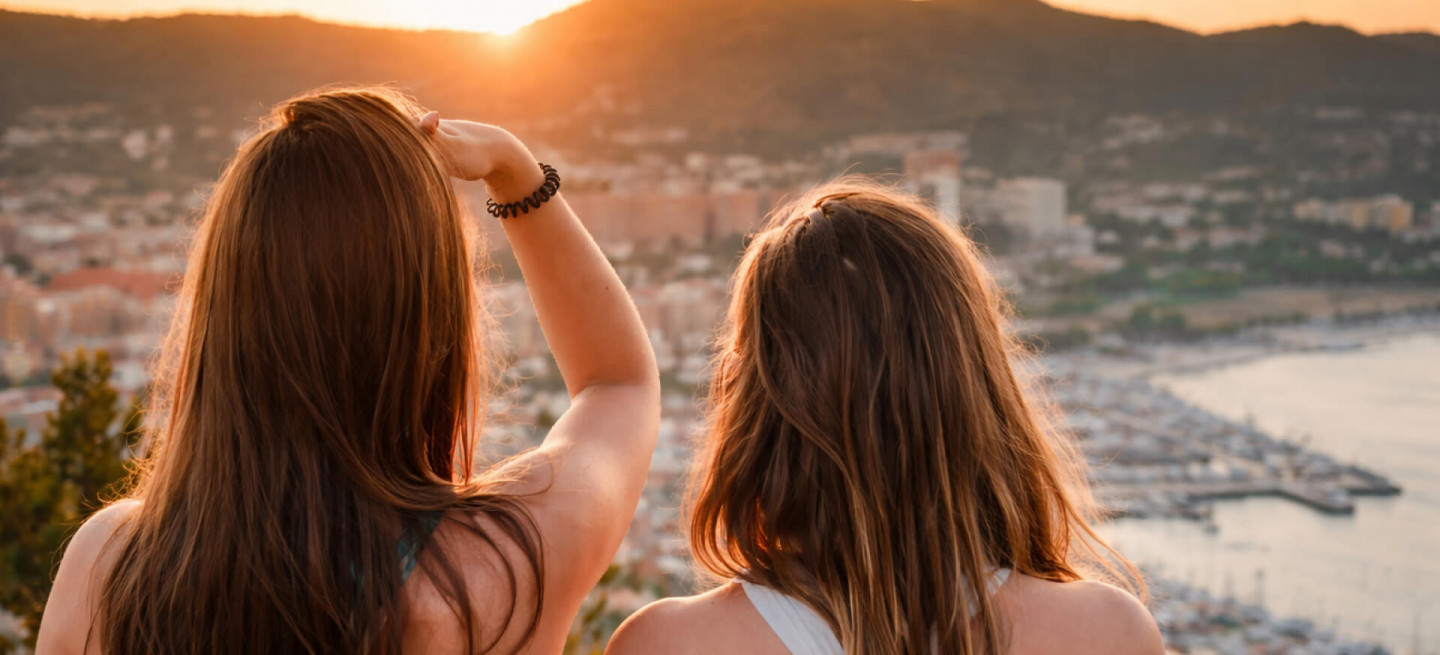 Besondere Reiseziele von Sri Lanka bis Kapverden. Zwei Frauen schauen in die Ferne.