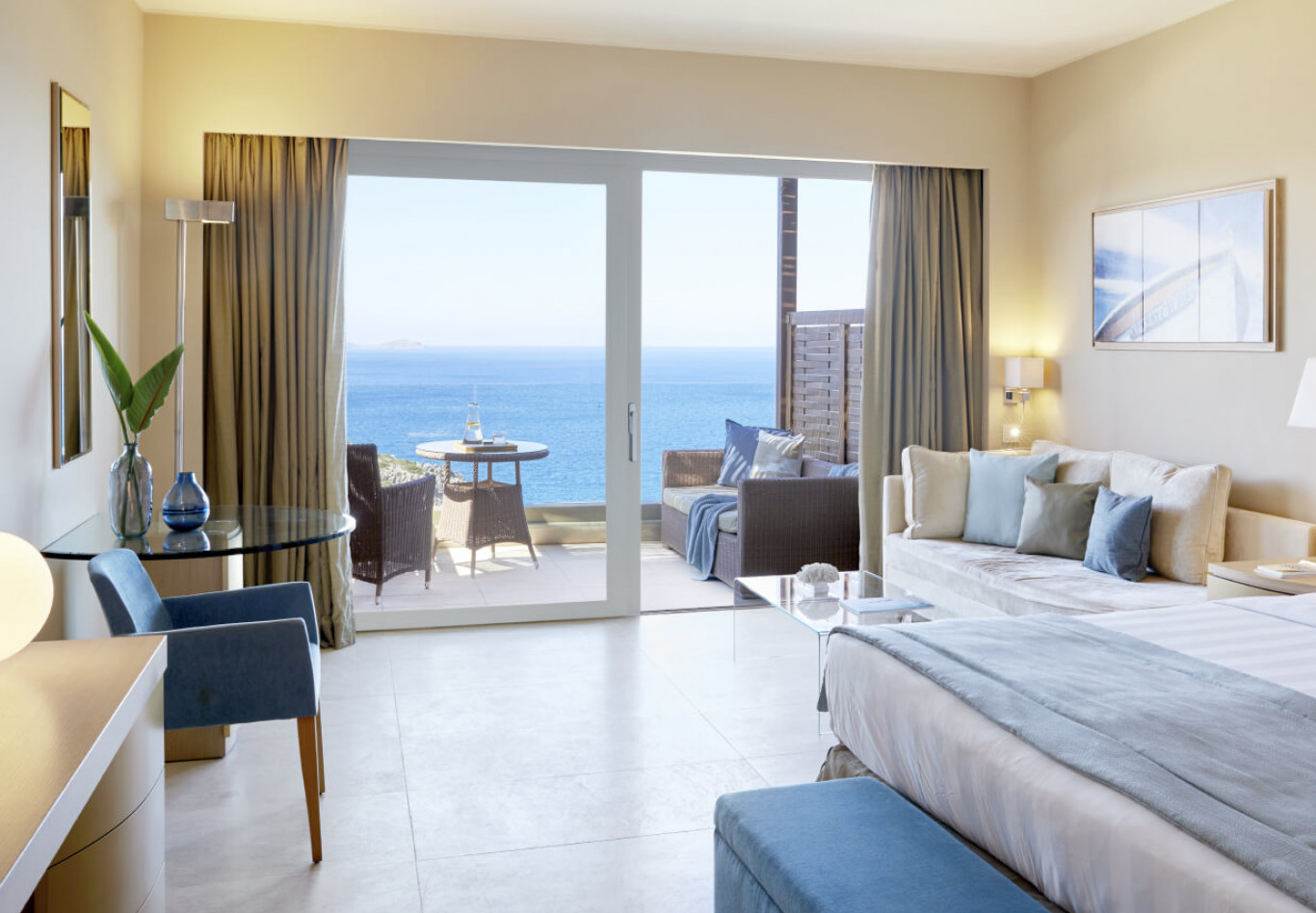 Helles Doppelzimmer im Daios Cove mit Balkon und Meerblick