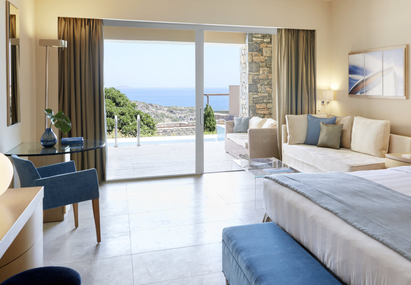Junior Suite im Daios Cove mit privatem Pool und Blick aufs Meer